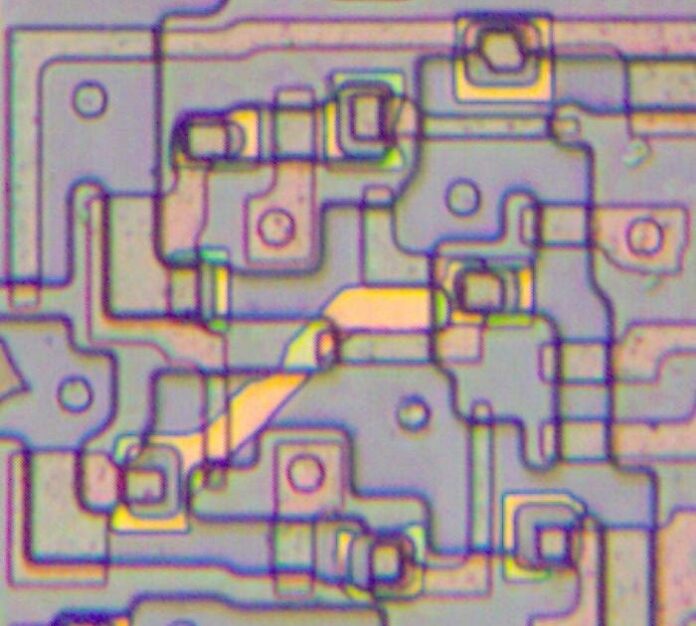 Interesting double-poly latches inside AMD’s vintage LANCE Ethernet chip